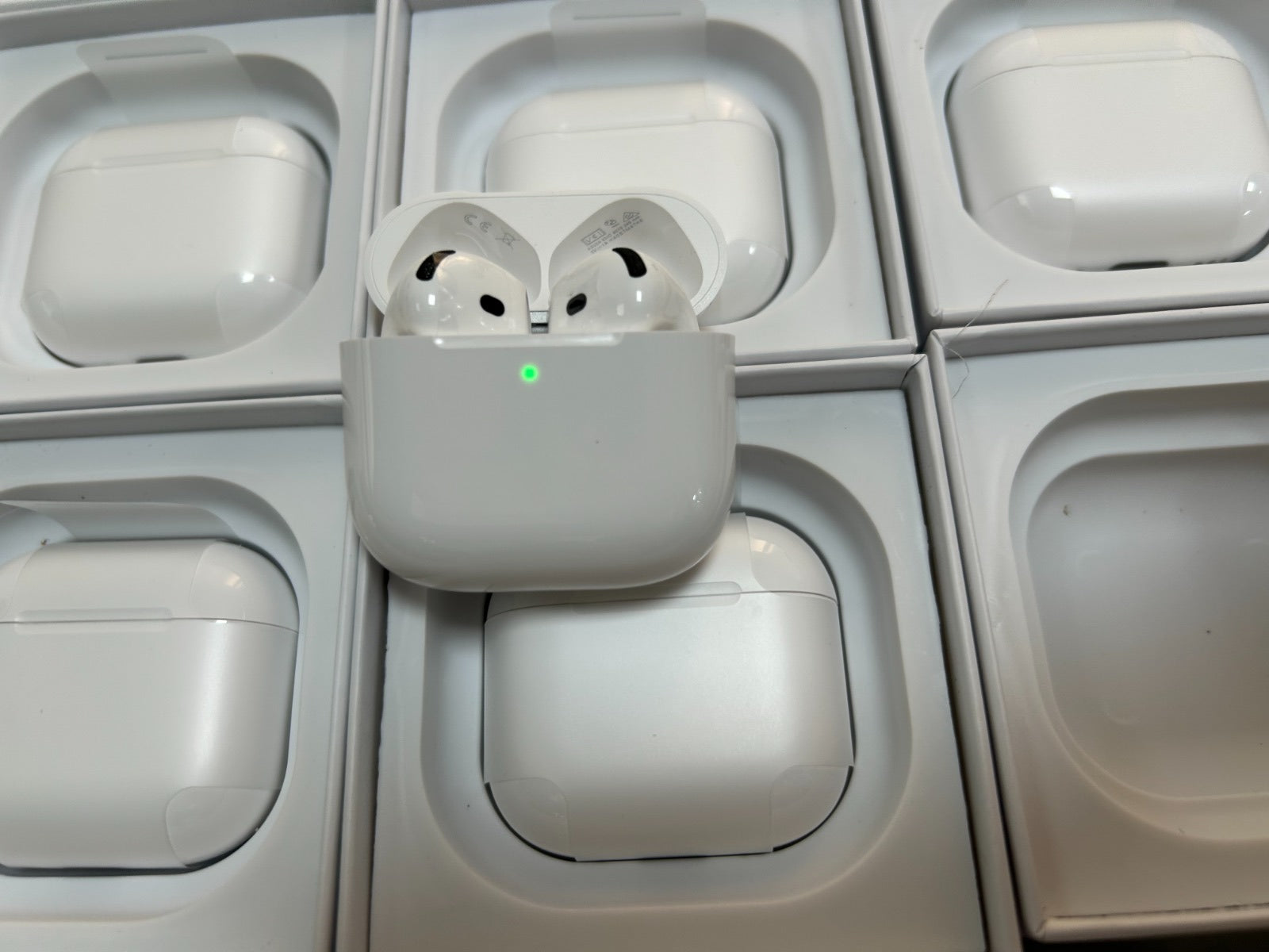 Apple AirPods 4 con Cancellazione Attiva del Rumore – Ricondizionate a Nuovo con Confezione Originale