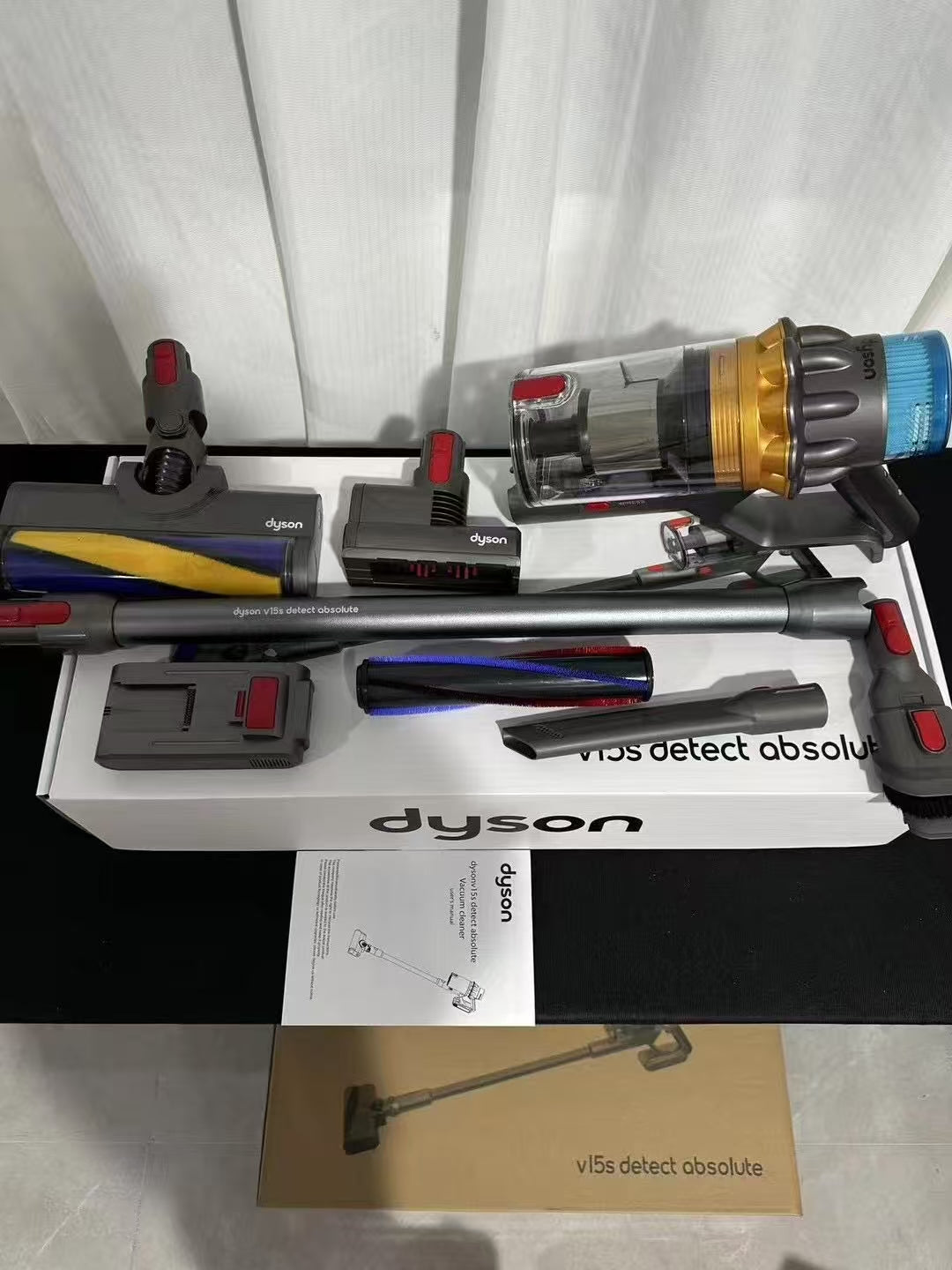 Dyson V15 Detect Absolute – Aspirapolvere Ricondizionato a Nuovo con Confezione Originale e Accessori