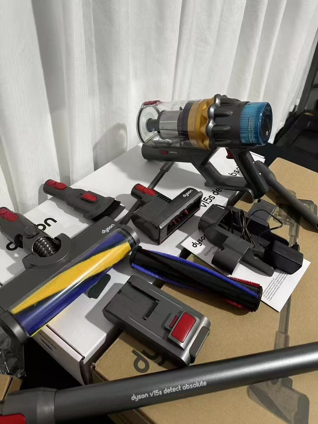 Dyson V15 Detect Absolute – Aspirapolvere Ricondizionato a Nuovo con Confezione Originale e Accessori